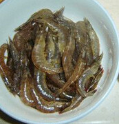 红焖大虾 ,<a style='color:red;display:inline-block;' href='/shicai/ 293'>基围虾</a>洗净后剪去触须和脚，用牙签剔除泥肠，<a style='color:red;display:inline-block;' href='/shicai/ 3250'>葱</a>切段、<a style='color:red;display:inline-block;' href='/shicai/ 37'>姜</a>去皮切片