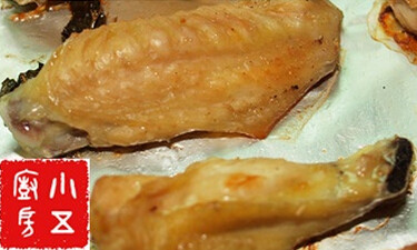 柠檬烤翅,摆放在铺好锡纸的烤盘上,烤箱预热230℃,上下火,中层烤20分钟