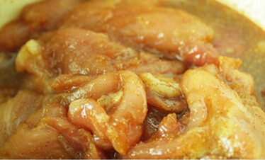 蜜汁猪肉干,加入五香粉,充分拌匀,放进冰箱冷藏腌制10个小时以上