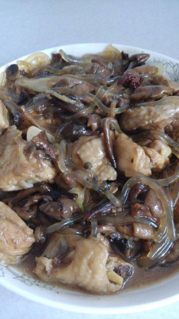 针蘑粉条炖鸡腿