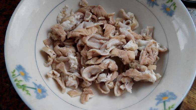 瘦肉大肠家常面,切好