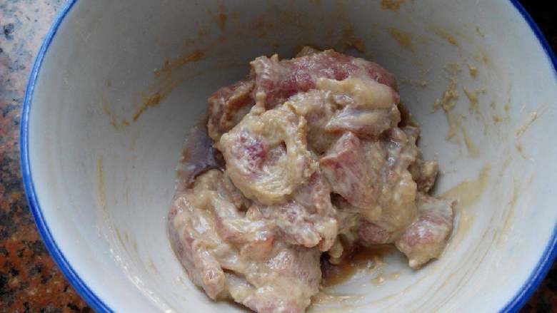 瘦肉大肠家常面,切好的<a style='color:red;display:inline-block;' href='/shicai/ 429'>瘦肉</a>拌下，料酒
