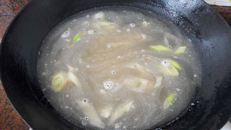 瘦肉大肠家常面,加入适量的水