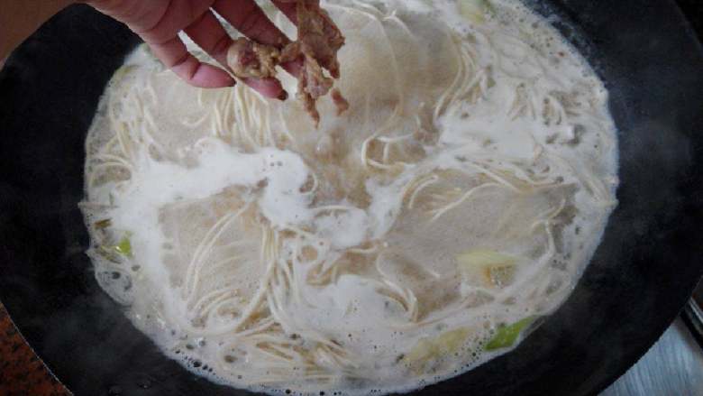 瘦肉大肠家常面,腌制好的瘦肉可以下了