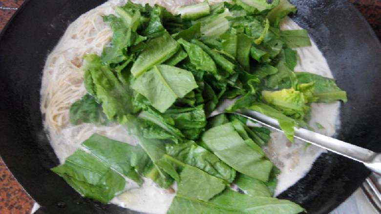 瘦肉大肠家常面,放入青菜