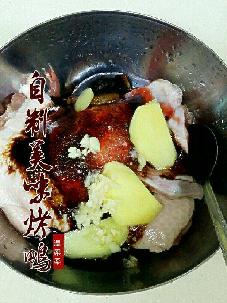 自制美味烤鸭,将除麦芽<a style='color:red;display:inline-block;' href='/shicai/ 10588'>糖</a>以外的调料腌制<a style='color:red;display:inline-block;' href='/shicai/ 320'>鸭肉</a>至入味。