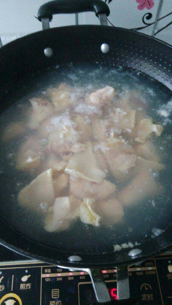 针蘑粉条炖鸡腿,鸡肉洗净，焯<a style='color:red;display:inline-block;' href='/shicai/ 156925'>水</a>