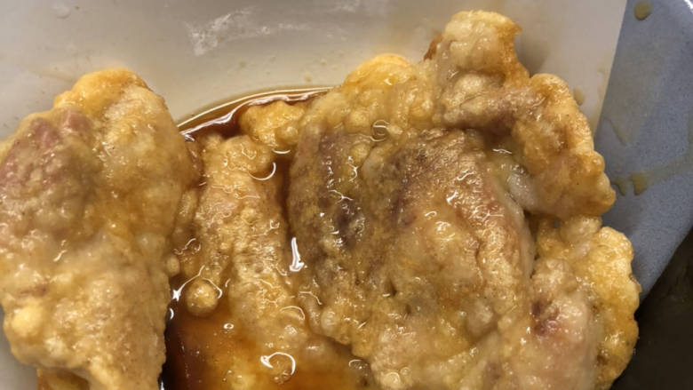 日式南蛮鸡,鸡排晾一晾不烫手后,把它放进刚刚做好的南蛮渍中过一遍。让双面裹上酱汁。但不要泡在里面,不然表皮不脆了。