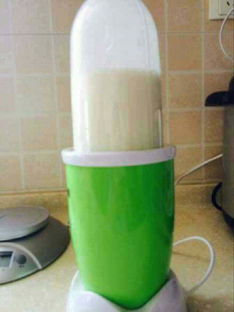 蜜桃奶昔【减肥】,料理杯盖好盖子,转动10几秒就可以了,