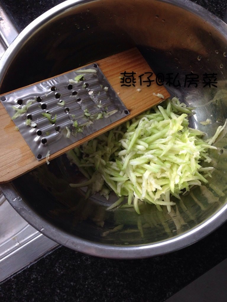 丝瓜线面糊（宝宝辅食）,如图把<a style='color:red;display:inline-block;' href='/shicai/ 57'>丝瓜</a>去皮，洗净，抛成丝，备用。