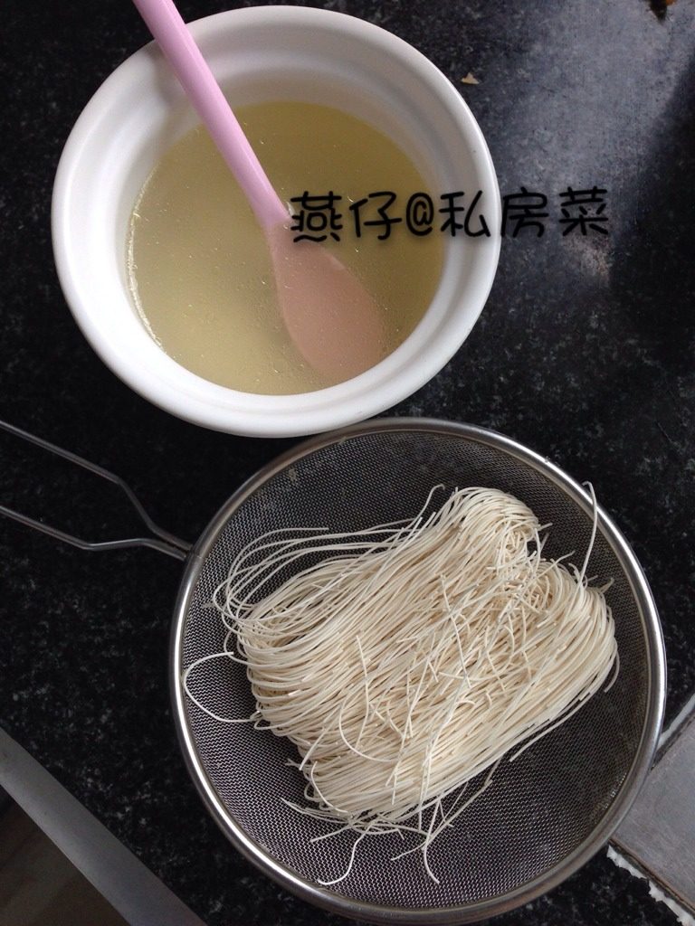 丝瓜线面糊（宝宝辅食）,如图准备一碗<a style='color:red;display:inline-block;' href='/shicai/ 4044'>排骨汤</a>，线面一小捆。