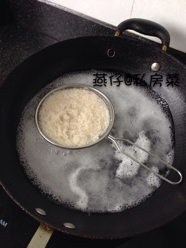 丝瓜线面糊（宝宝辅食）,如图用手先把线面揉碎，下过煮一下，就要捞起来。