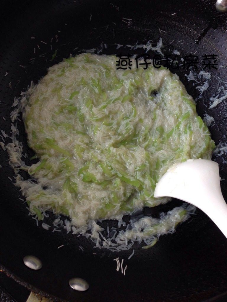 丝瓜线面糊（宝宝辅食）,如图倒入排骨汤，丝瓜，煮熟，再倒入线面，煮收汁，即可。