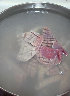 火爆腰花,锅中放水,待水开后放入醋并关火,放入腰花,浸泡5分钟