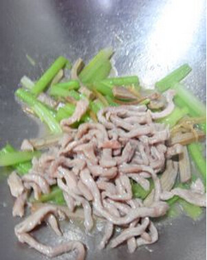 肉丝炒芹菜,调入盐；<a style='color:red;display:inline-block;' href='/shicai/ 756'>鸡精</a>；<a style='color:red;display:inline-block;' href='/shicai/ 720'>胡椒粉</a>；生抽，开大火爆炒后放入肉丝，出锅前，淋入<a style='color:red;display:inline-block;' href='/shicai/ 847'>香油</a>即可
