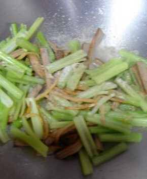 肉丝炒芹菜,油锅爆香姜丝后，放入香干煸香，再放入芹菜后，关小火，