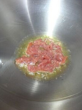 肉丝炒芹菜,将<a style='color:red;display:inline-block;' href='/shicai/ 4613'>肉丝</a>滑油后，盛出备用