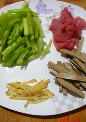 肉丝炒芹菜,将<a style='color:red;display:inline-block;' href='/shicai/ 125'>芹菜</a>拍松后切成寸段，<a style='color:red;display:inline-block;' href='/shicai/ 473'>香干</a>切片，姜切丝，肉切丝后，用料酒；<a style='color:red;display:inline-block;' href='/shicai/ 788'>生抽</a>抓匀备用
