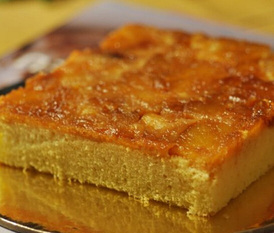 焦糖菠萝蛋糕,倒入模具，轻震两下，烤箱预热160度，烤40分左右