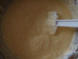 焦糖菠萝蛋糕,蛋白打至粗跑，加糖后打至中性发泡，取1/3蛋白霜与蛋黄糊翻拌均匀，倒回剩余蛋白霜中翻拌均匀。