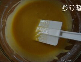 焦糖菠萝蛋糕,加入牛奶混合均匀，加入蛋黄和香草精拌匀