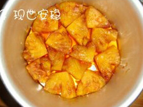 焦糖菠萝蛋糕,倒入切片的菠萝，加入黄油快速翻炒，加朗姆酒混合均匀，趁热倒入模具中晾凉备用。