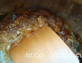 焦糖菠萝蛋糕,焦糖菠萝： 糖倒入锅中，小火煮至焦色，倒入清水混合，继续煮至汤汁稍收干。