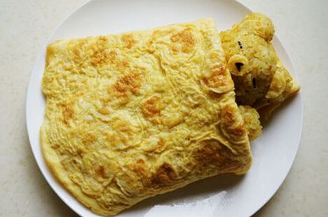 小熊睡眠炒饭,最后将煎好的鸡蛋饼盖在炒饭上！OK，搞定！