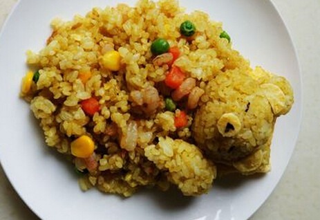 小熊睡眠炒饭,将咖喱虾仁炒饭盛入盘中