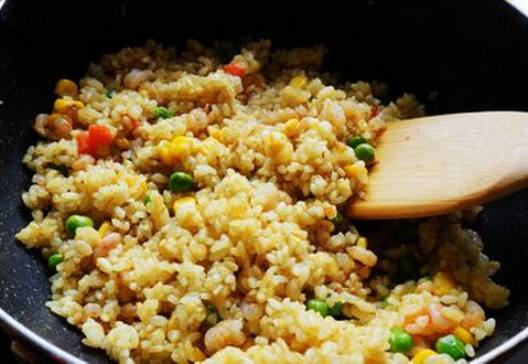 小熊睡眠炒饭,重新开火，将之前炒好的虾仁倒入米饭翻炒均匀关火