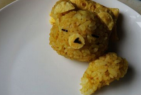 小熊睡眠炒饭,米饭趁热捏成熊头和熊掌，利用鸡蛋饼的边角料和海苔，进行装饰！