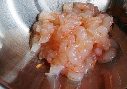 小熊睡眠炒饭,虾仁，加少许<a style='color:red;display:inline-block;' href='/shicai/ 718'>料酒</a>和盐稍微腌制片刻后，将多余的水份沥干