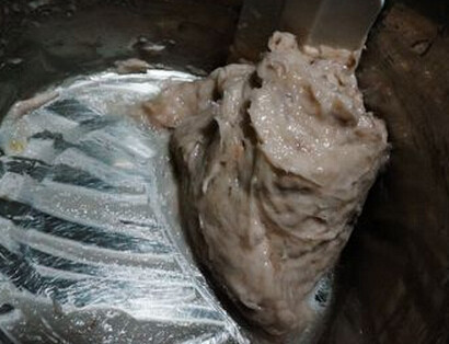 红油嫩虾滑,在加食用油2勺，继续搅打均匀