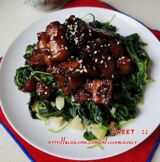 陈皮五花肉盖国王菜,国王菜打底装盘,陈皮五花肉摆在菜上!OK