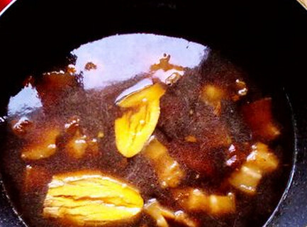 陈皮五花肉盖国王菜,加少许<a style='color:red;display:inline-block;' href='/shicai/ 788'>生抽</a>、<a style='color:red;display:inline-block;' href='/shicai/ 762'>老抽</a>、姜片，<a style='color:red;display:inline-block;' href='/shicai/ 3772'>陈皮</a>，一起中火盖盖炖制