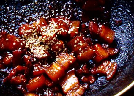 陈皮五花肉盖国王菜,加<a style='color:red;display:inline-block;' href='/shicai/ 882'>红糖</a>与肉一起小火炒均匀,再加没过五花肉的清水,