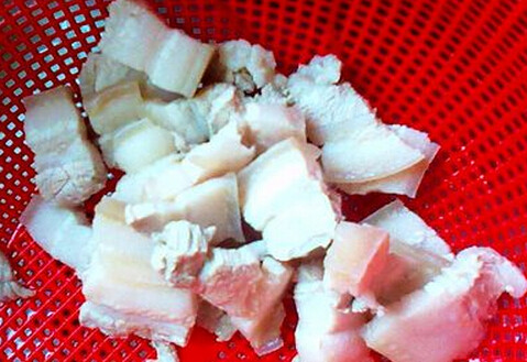 陈皮五花肉盖国王菜,锅中开水,倒入五花肉焯水,去浮沫,捞起沥干水分