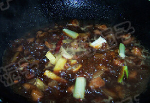 五花肉炖西瓜皮,放入五花肉煸炒，加入 <a style='color:red;display:inline-block;' href='/shicai/ 692'>酱油</a><a style='color:red;display:inline-block;' href='/shicai/ 718'>料酒</a>，开水，放入葱姜 <a style='color:red;display:inline-block;' href='/shicai/ 695'>八角</a> <a style='color:red;display:inline-block;' href='/shicai/ 710'>桂皮</a><a style='color:red;display:inline-block;' href='/shicai/ 86474'>干辣椒</a>