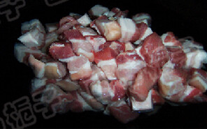 五花肉炖西瓜皮,把<a style='color:red;display:inline-block;' href='/shicai/ 428'>五花肉</a>切成小块用水泡1小时后焯水。控干水分