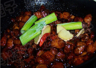 红烧元宝肉 ,下入五花肉煸炒均匀，加入酱油 <a style='color:red;display:inline-block;' href='/shicai/ 718'>料酒</a> 葱姜 <a style='color:red;display:inline-block;' href='/shicai/ 695'>八角</a> 辣椒煸炒均匀