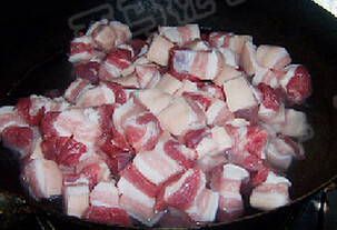 红烧元宝肉 ,把<a style='color:red;display:inline-block;' href='/shicai/ 428'>五花肉</a>切块焯水，控干水分