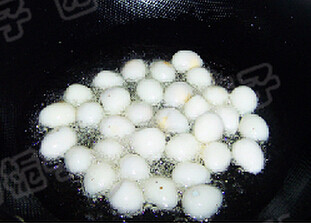 红烧元宝肉 ,煮熟的<a style='color:red;display:inline-block;' href='/shicai/ 12'>鹌鹑蛋</a>剥皮，放入油锅炸至金黄捞出