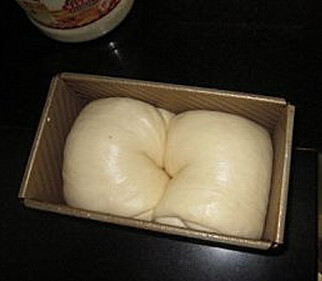 牛奶吐司,排放在吐司模里，再放到温暖处发至8分满，加上盖子，