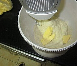 牛奶吐司,发好后的面团撕成小块，放入剩下的50g面粉，奶粉10g，加入糖45g，盐3g，蛋白1个