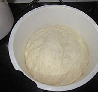 牛奶吐司,高筋面粉200g，加上纯牛奶140ml，酵母2g，揉成稍光滑的面团，放温暖处发至3倍大