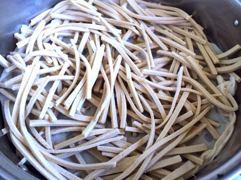 小当家油麦面条,蒸锅加水,放蒸屉铺屉布,开大火,水开,把面条均匀铺开,蒸10分钟