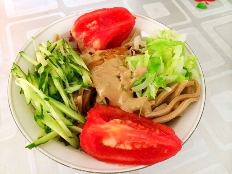 小当家油麦面条,面条盛入碗中,浇上麻酱汁、酱油汁、醋蒜、菜码拌匀食用。太香啦!