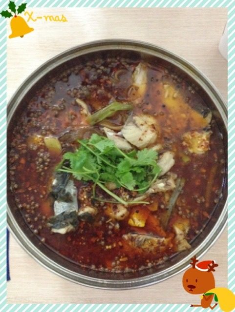 麻辣盆盆鱼,在把鱼头放到锅里煮一会、在放鱼片、鱼片很好熟、煮这几分中就熟了连汤带鱼一起到入炒好的菜里上面