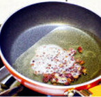 白玉鸡,锅内烧开<a style='color:red;display:inline-block;' href='/shicai/ 849'>花生油</a>,放入花椒,中小火爆香,取出花椒,把花椒油泼在葱丝上即可