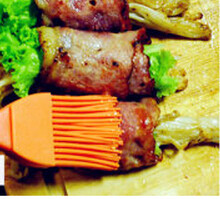 培根银丝卷,卷起，表面刷一层蜂蜜，浇酱汁